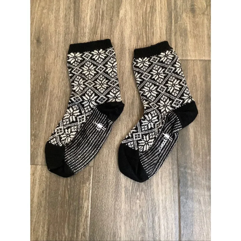 Smartwool Women's S Everyday Cozy Traditional Black Snowflake Crew Socks A26-3